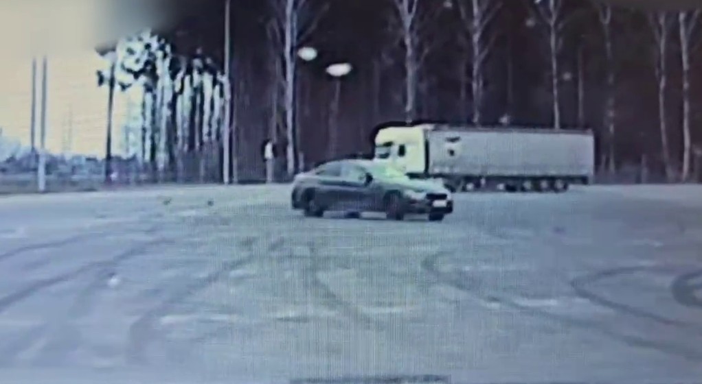 Driftował na MOP-ie przy S7