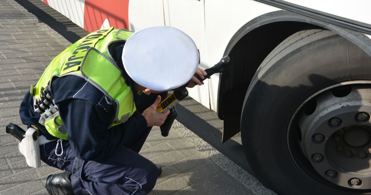 Policjant zajrzał w nadkole i autobus nigdzie nie pojechał