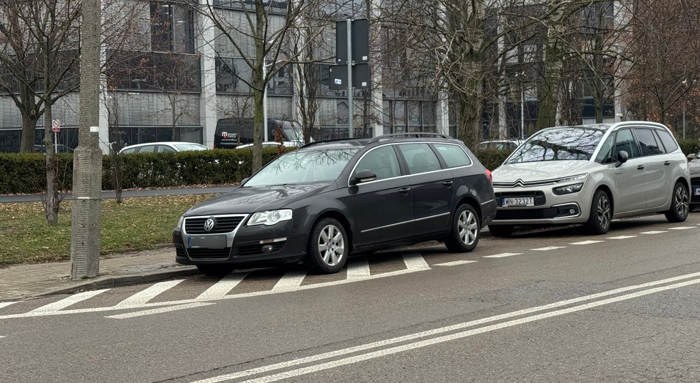 Czy można częściowo parkować na polu wyłączonym z ruchu?