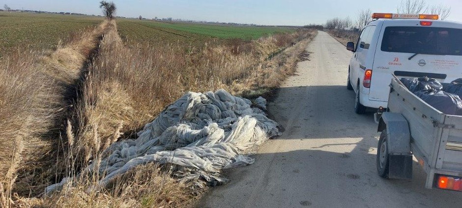 Śmieci pozostawione przy drodze krajowej - woj dolnośląskie