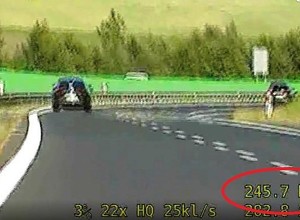 Kierowca Mercedesa jechał ponad 240 km/h. Policjanci zatrzymali go dopiero na światłach