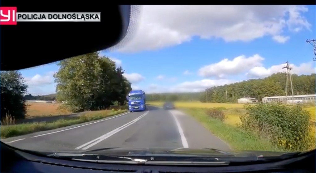 Kierowca Audi, wyprzedzając na łuku prawie doprowadził do czołowego zderzenia