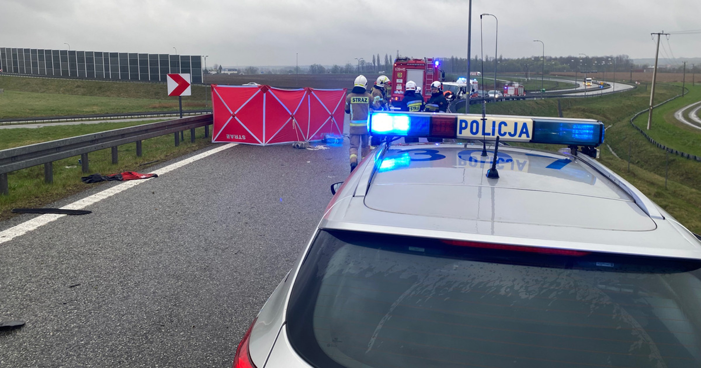 Obraz pochodzący z serwisu https://slaska.policja.gov.pl/kat/informacje/wiadomosci/382774,Wypadek-na-autostradzie-A1-nie-zyja-dwie-osoby.html