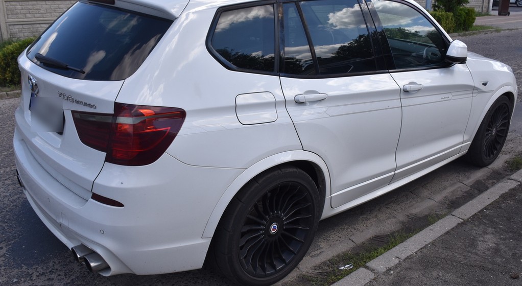 Zatrzymane przez policję BMW pijanego kierowcy