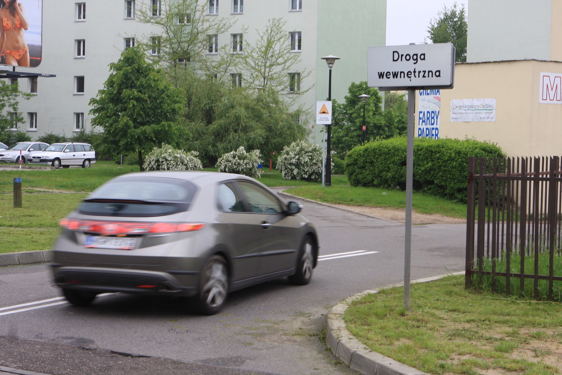 Znak wskazujący wjazd na drogę wewnętrzną na osiedlu