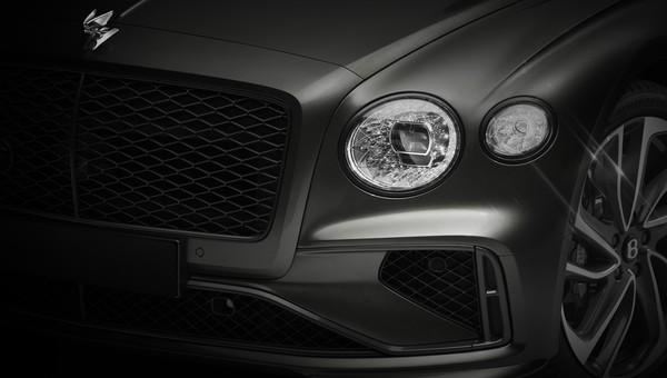Bentley łączy ogień i wodę. Najnowszy Flying Spur będzie miał silnik V8, ale na prądzie przejedzie ponad 70 km