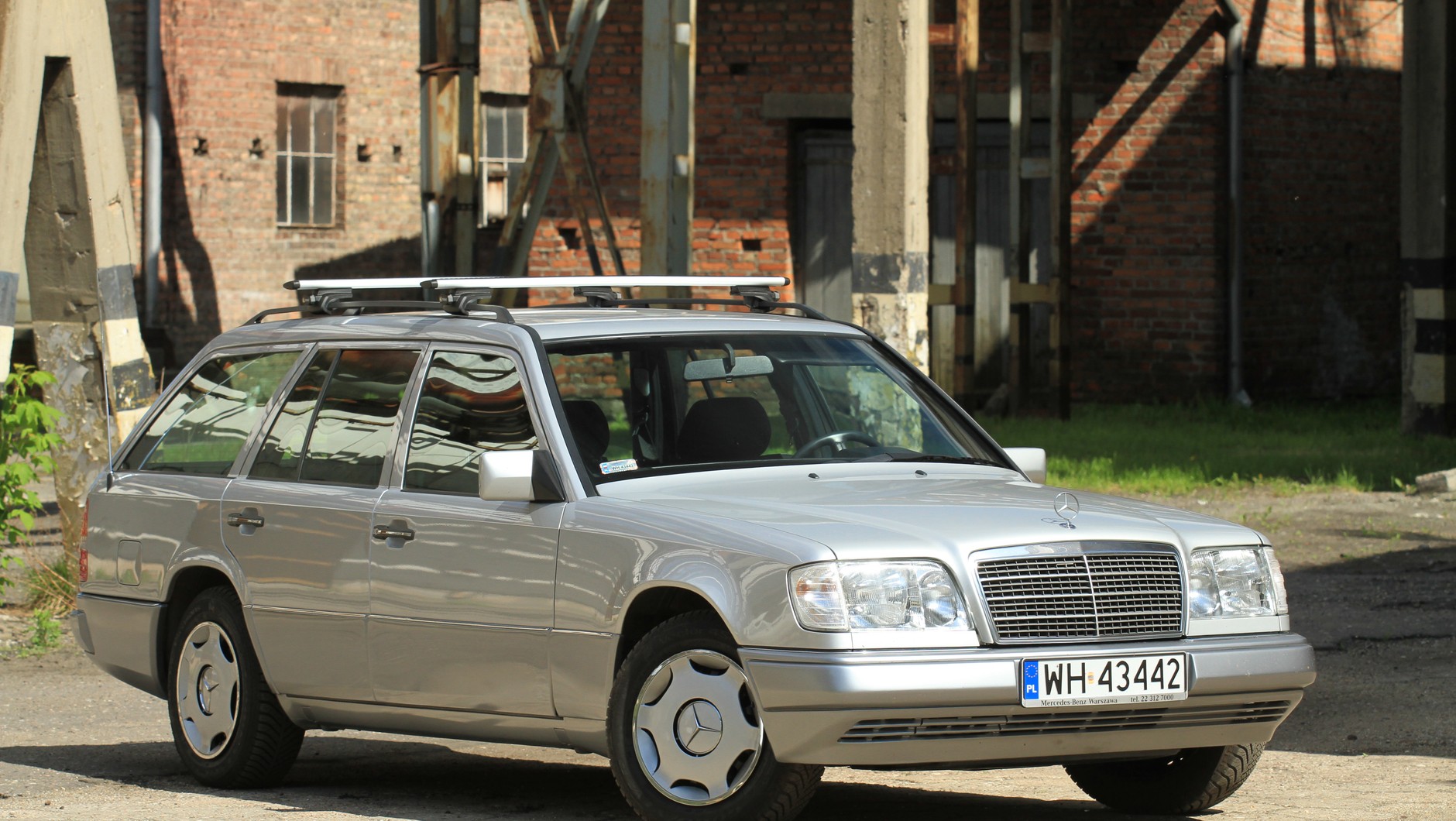 Mercedes W124 był pierwszym modelem, do którego trafiał silnik OM606, czyli 24-zaworowy diesel o pojemności 3 litrów. Niestety, tylko w wersji wolnossącej. Dziś po drogach jeździ już sporo egzemplarzy po przeszczepie serca – z podkręconym do kilkuset koni wariantem z doładowaniem