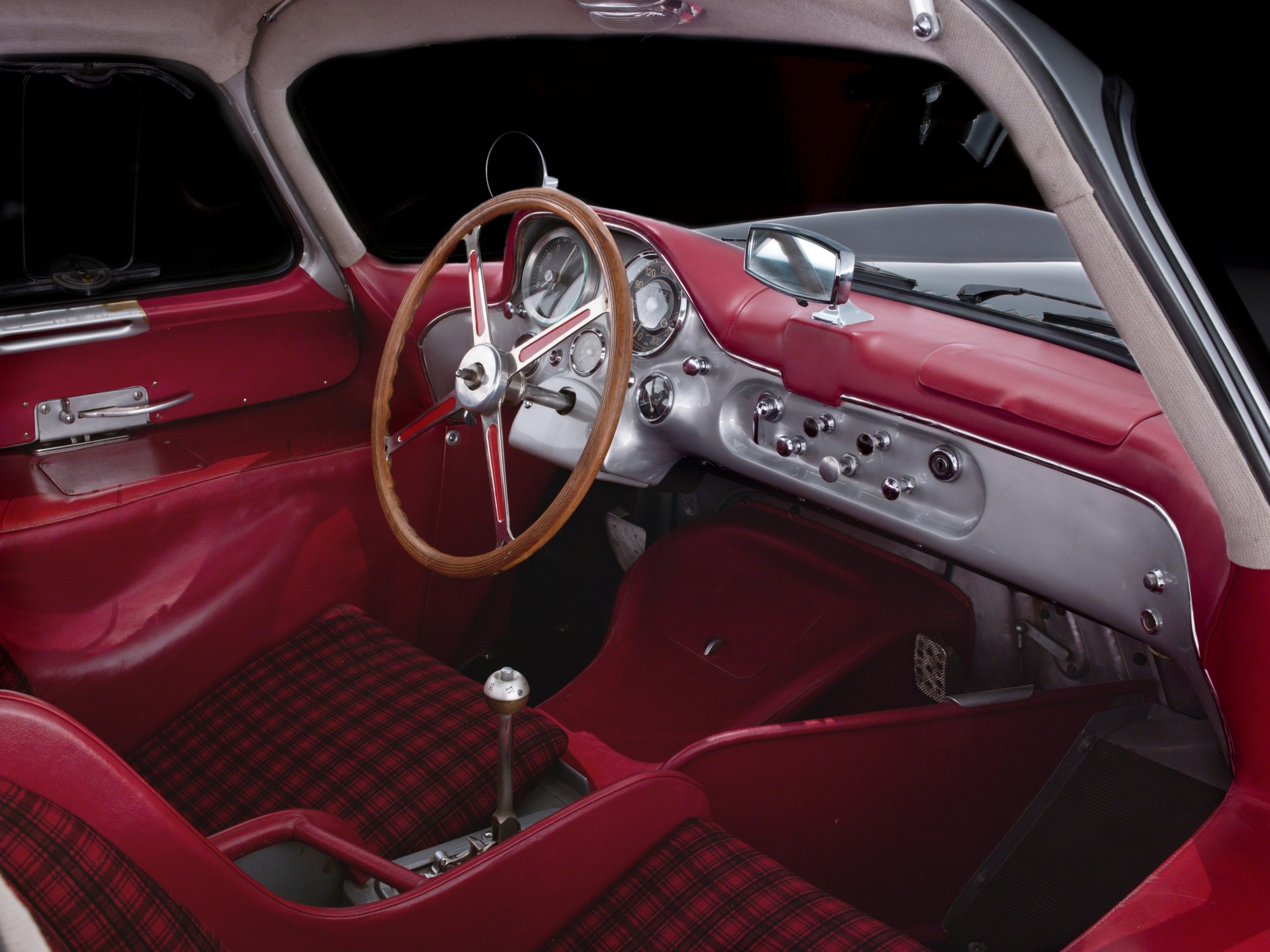 Najwyższa liczba prędkościomierza i prędkość maksymalna były identyczne. Mercedes 300 SLR Uhlenhaut Coupe rozwijał 300 km/h.