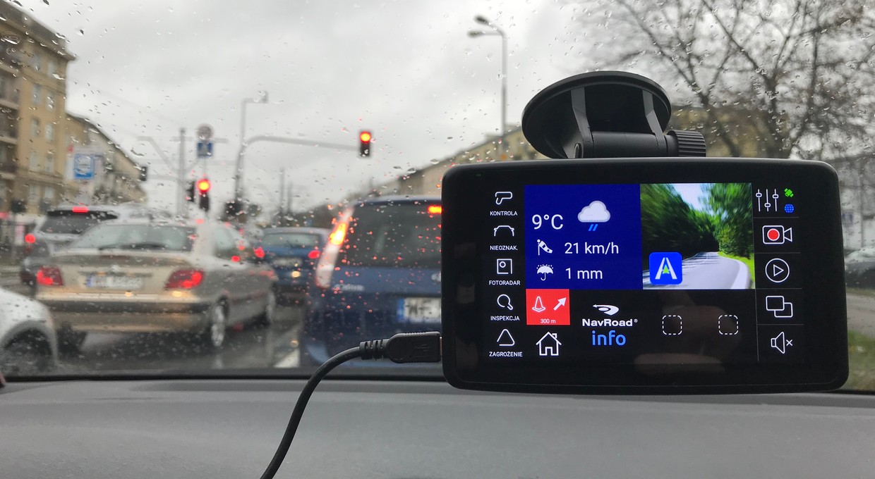 Trzy w jednym: AutoMapa, Yanosik i rejestrator