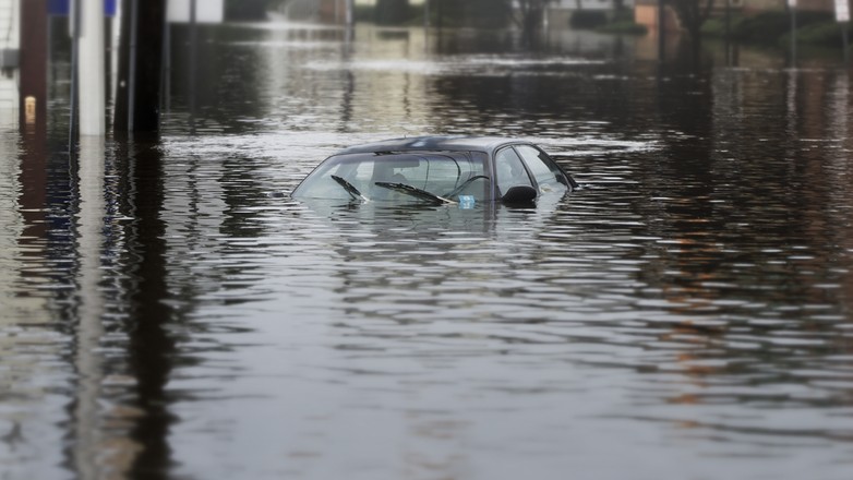 Całkowicie zalany samochód