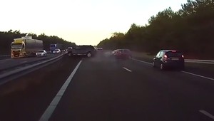 Tesla potrafi przewidywać wypadek!