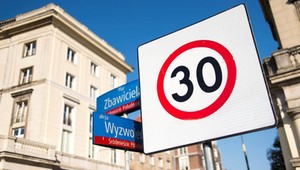 Ciemna strona stref ograniczenia prędkości do 30 km/h. Odnotowano wzrost emisji