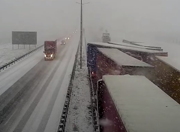 Karambol ciężarówek na A4. GDDKiA opublikowała nagranie