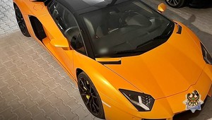 Policjanci zabezpieczyli luksusowe auta warte 1,8 mln zł. Chodzi o podpalenie ciągników