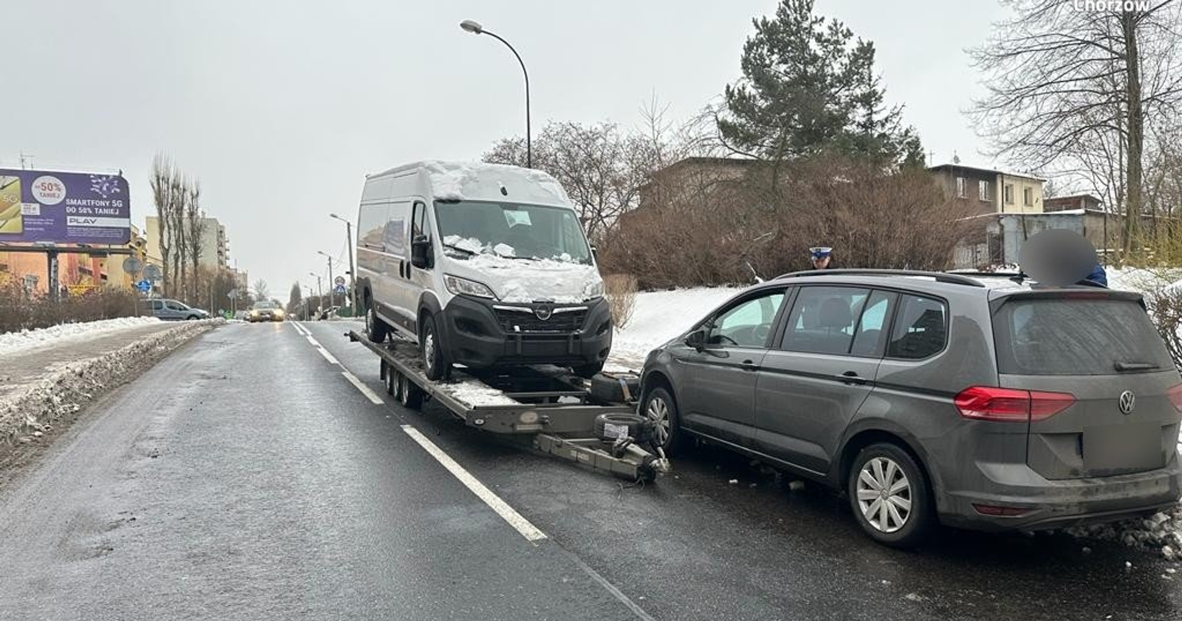 Przyczepa odłączyła się od auta i uderzyła w innych samochód
