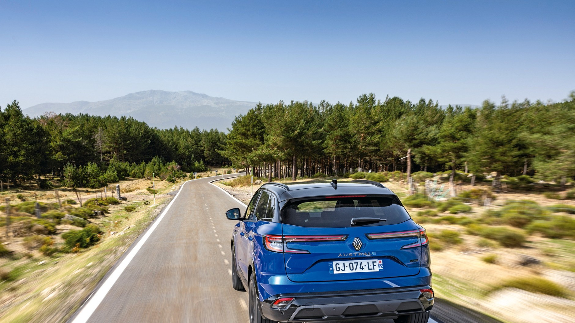 Światła ledowe z tyłu Renault Australa przypominają trochę te w Porsche Macanie