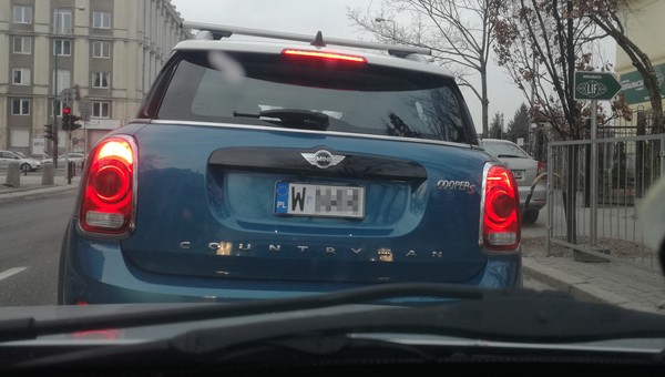 Tablice rejestracyjne - jakie są rodzaje, co oznaczają i co nam dają?