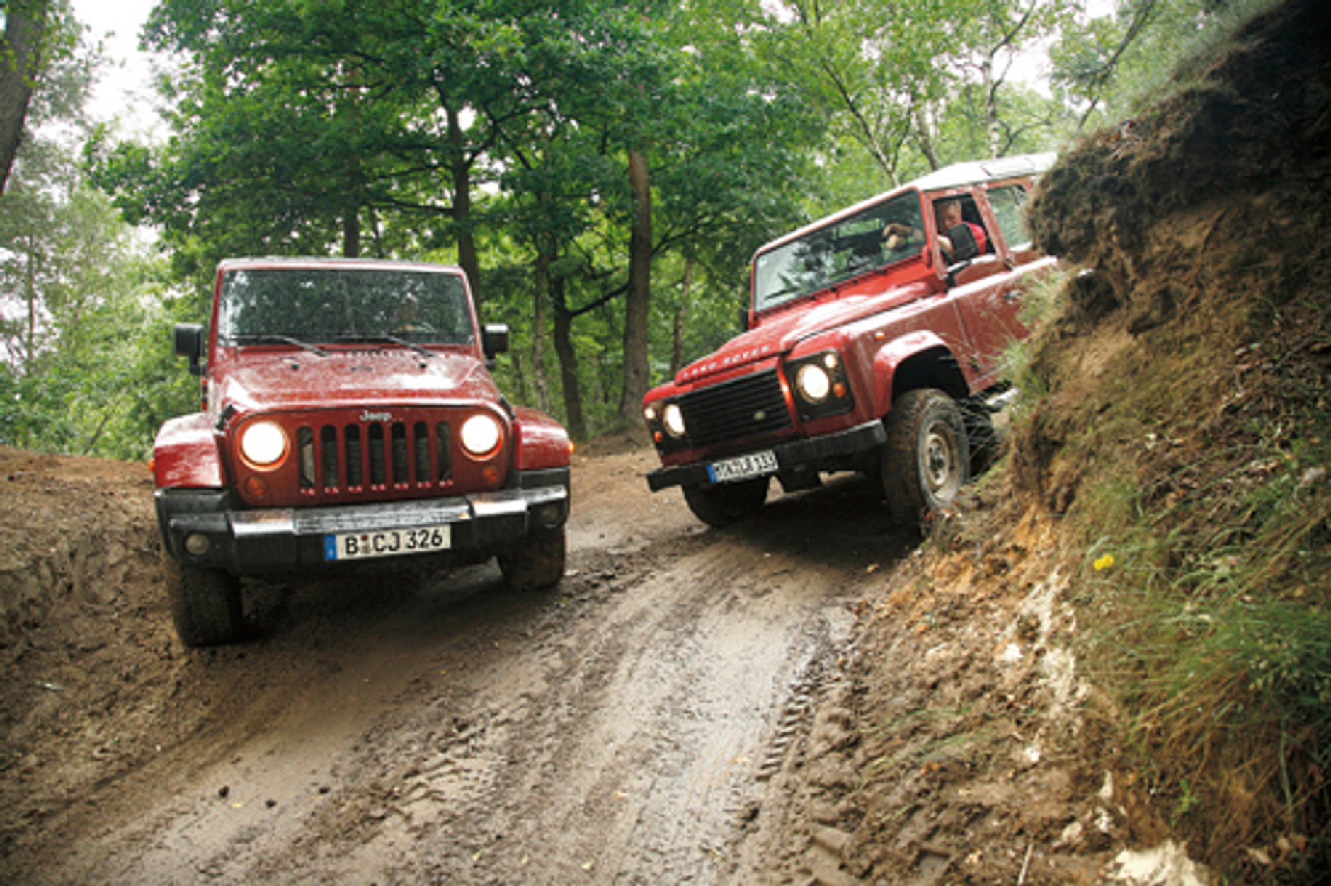 Jeep Wrangler kontra Land Rover Defender - Na bulwary i na Saharę