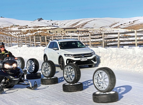 Mamy wyniki testu opon całorocznych do SUV-ów. Niektóre na śniegu wypadają lepiej niż zimówki