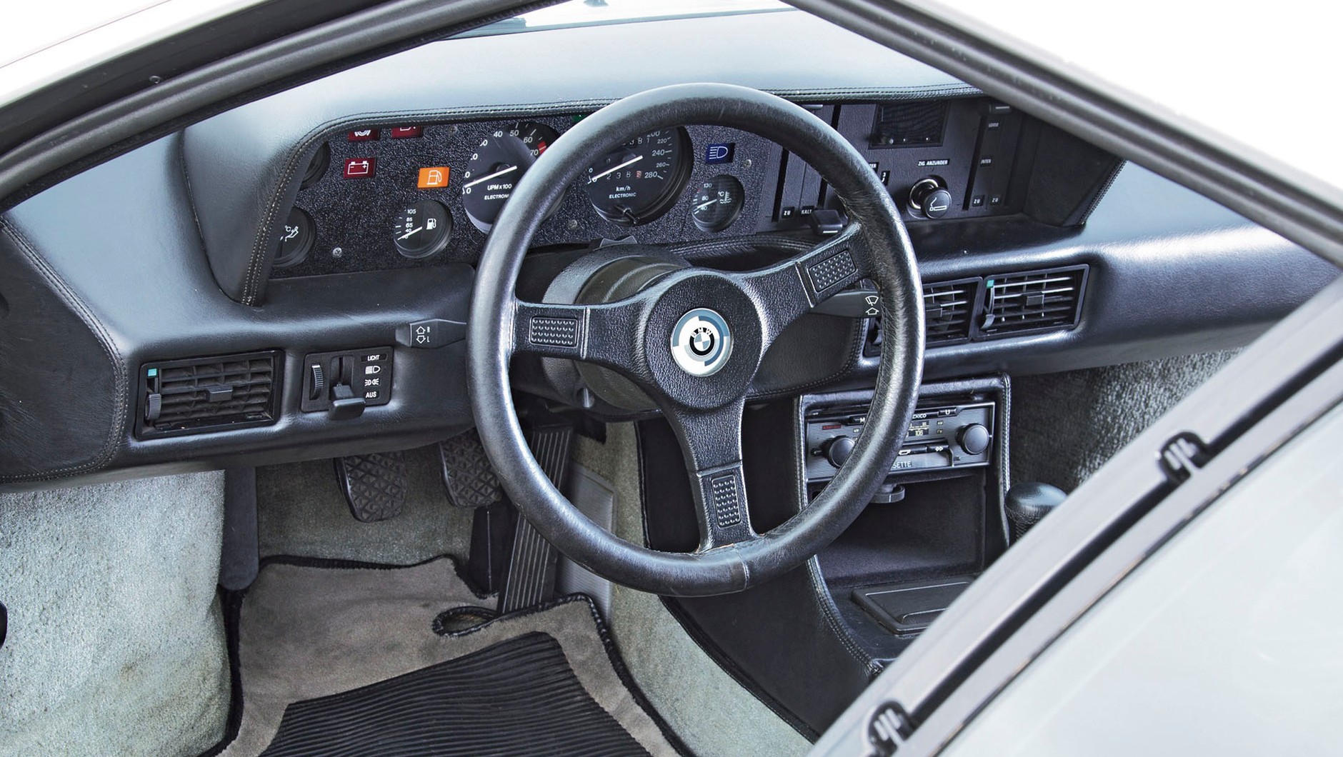 Patrząc na spartańskie wnętrze BMW M1, nie sposób odnieść wrażenia, że nawet wersji drogowej bliżej jest jednak do pojazdu wyścigowego niż do supersamochodu, który przypomina włoskie konstrukcje z tego okresu.