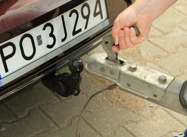Nawet 30 tys. zł i 500 zł za każdy dzień: tyle kosztują błędy przy jeździe z przyczepą
