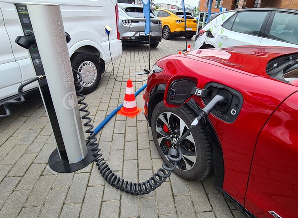 Więcej ładowarek do aut elektrycznych. Mieszkańcy bloków nie będą wykluczeni?