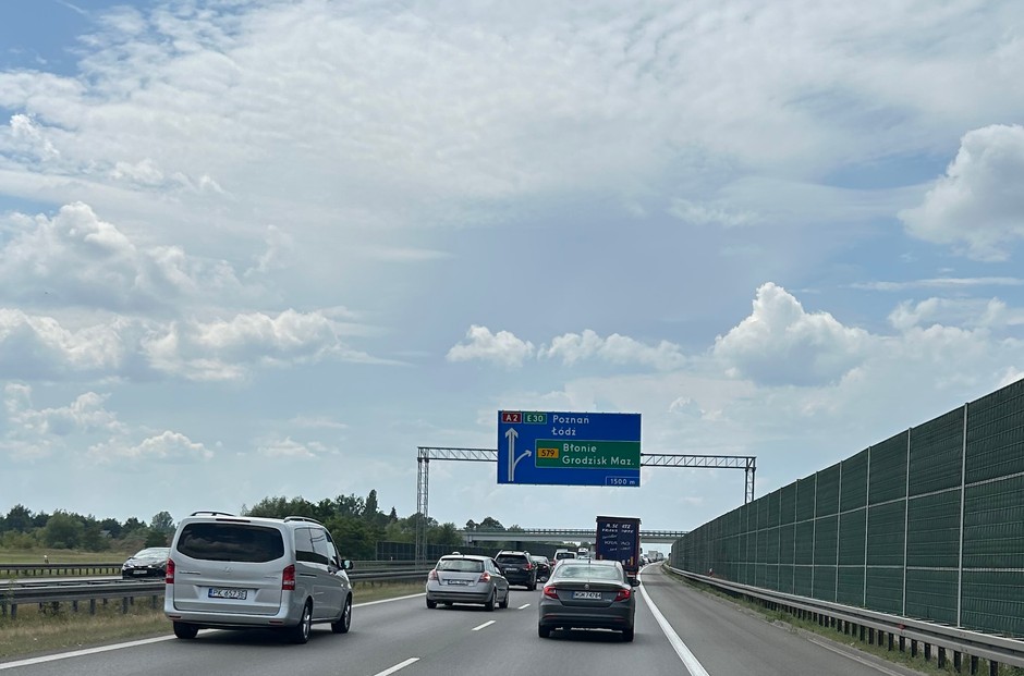 Dojazd z Warszawy do Baranowa nie jest na razie wcale taki łatwy. Autostrada A2 jest na tym odcinku wąska i się korkuje, a Baranów nie ma własnego zjazdu. To w końcu na razie tylko wieś.