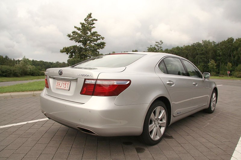 Lexus: hybrydowe wersje modeli GS i LS z większym bagażnikiem