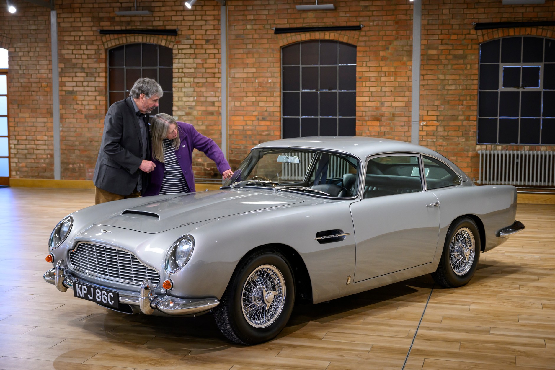 Aston Martin DB5 Vantage z 1965 r. wyremontowany po 45-letnim postoju na dworze