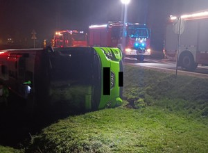 Wypadek ukraińskiego autokaru na DK 73. Trzy osoby zostały ranne