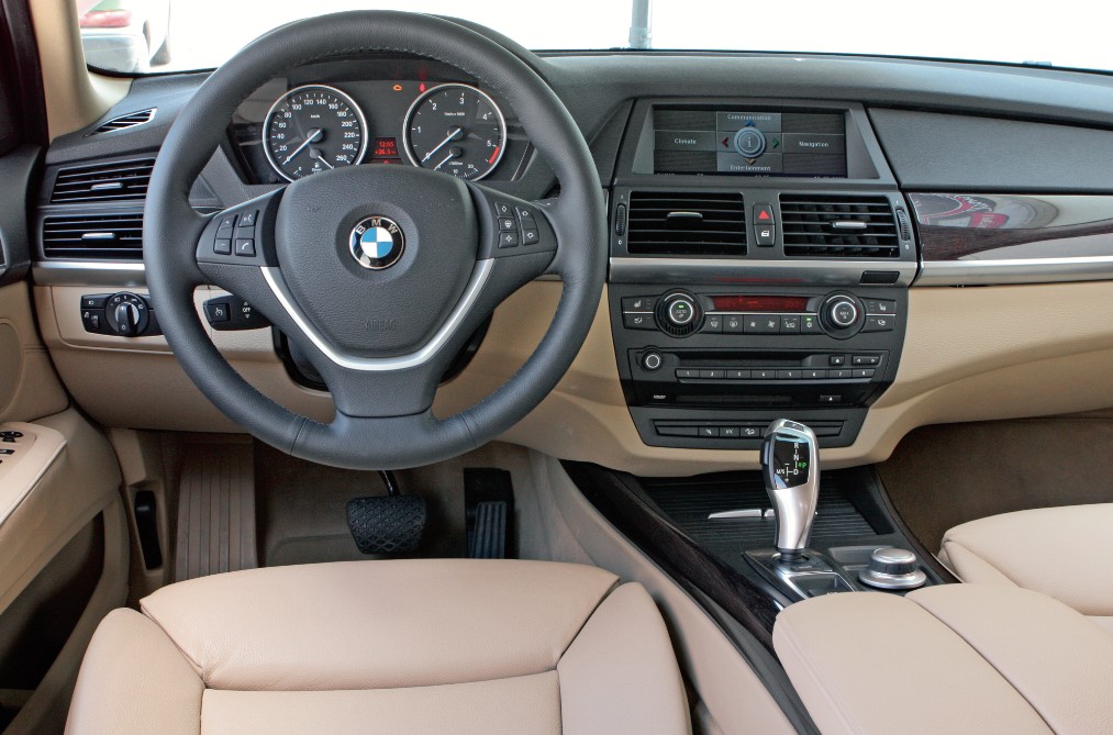 Niezła jakość, wygodne fotele i średnio odporna na zużycie jasna skóra. Wiele egzemplarzy ma bogate wyposażenie