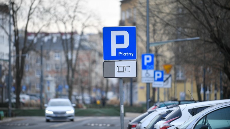 Gdzie umieścić bilet parkingowy?