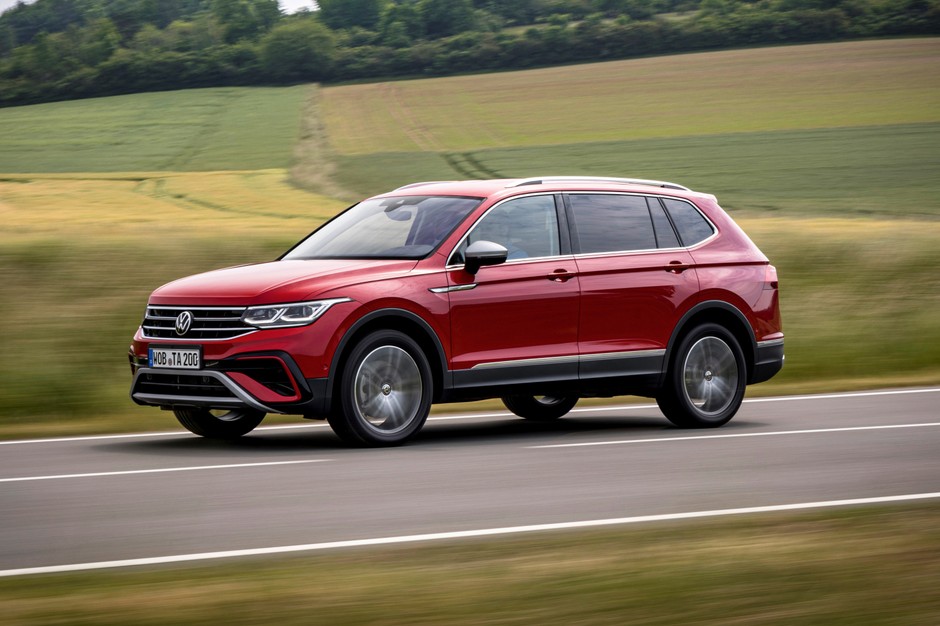 Obecnie zakup Volkswagena Tiguana z mocnym 320-konnym benzyniakiem 2.0 TSI w wersji 4Motion (257 590 PLN) okazuje się droższy od elektrycznego Volkswagena ID.5 GTX 299 KM (229 590 zł).