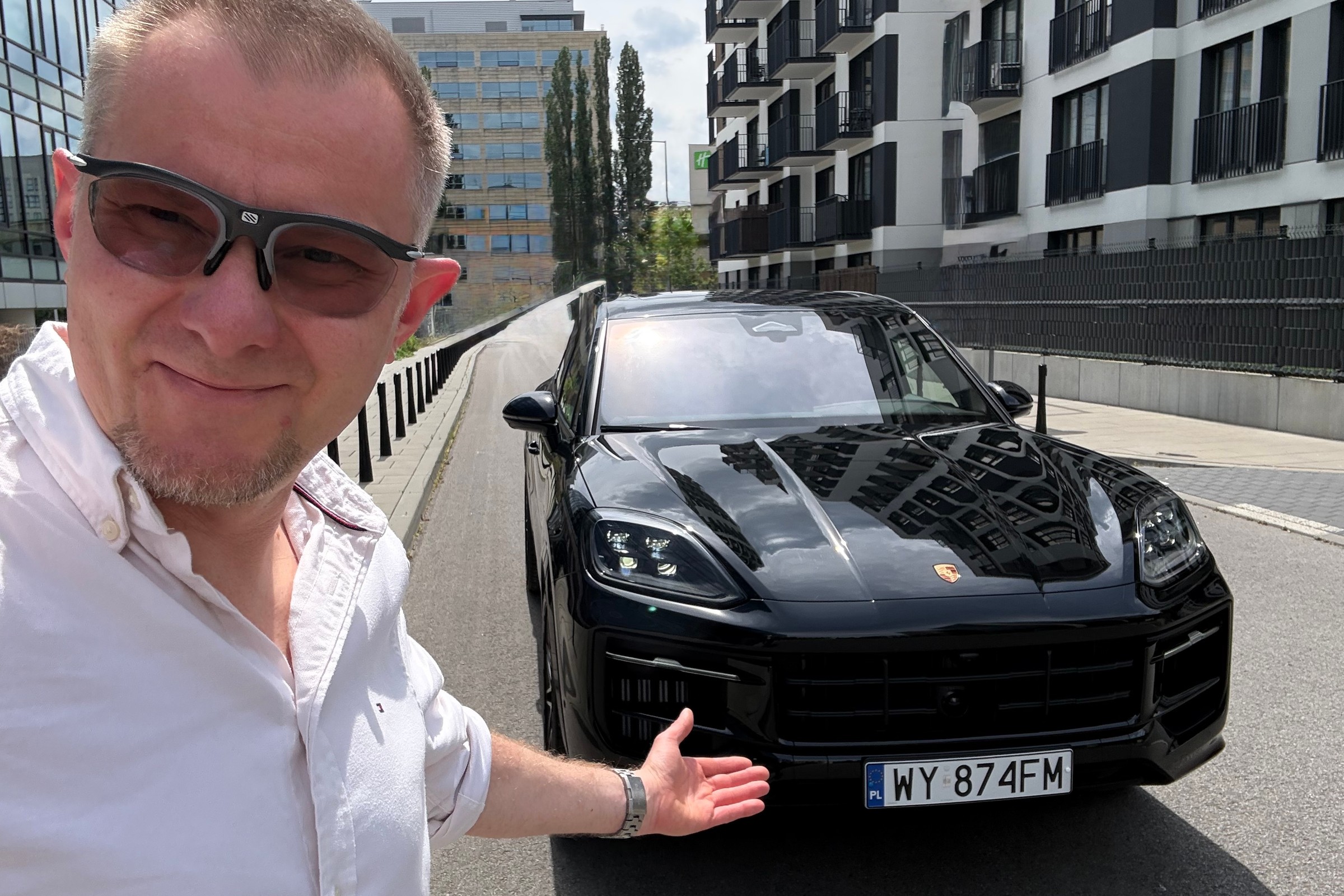 A tak jeździ i wygląda skromne, "flotowe" Porsche Cayenne Black Edition