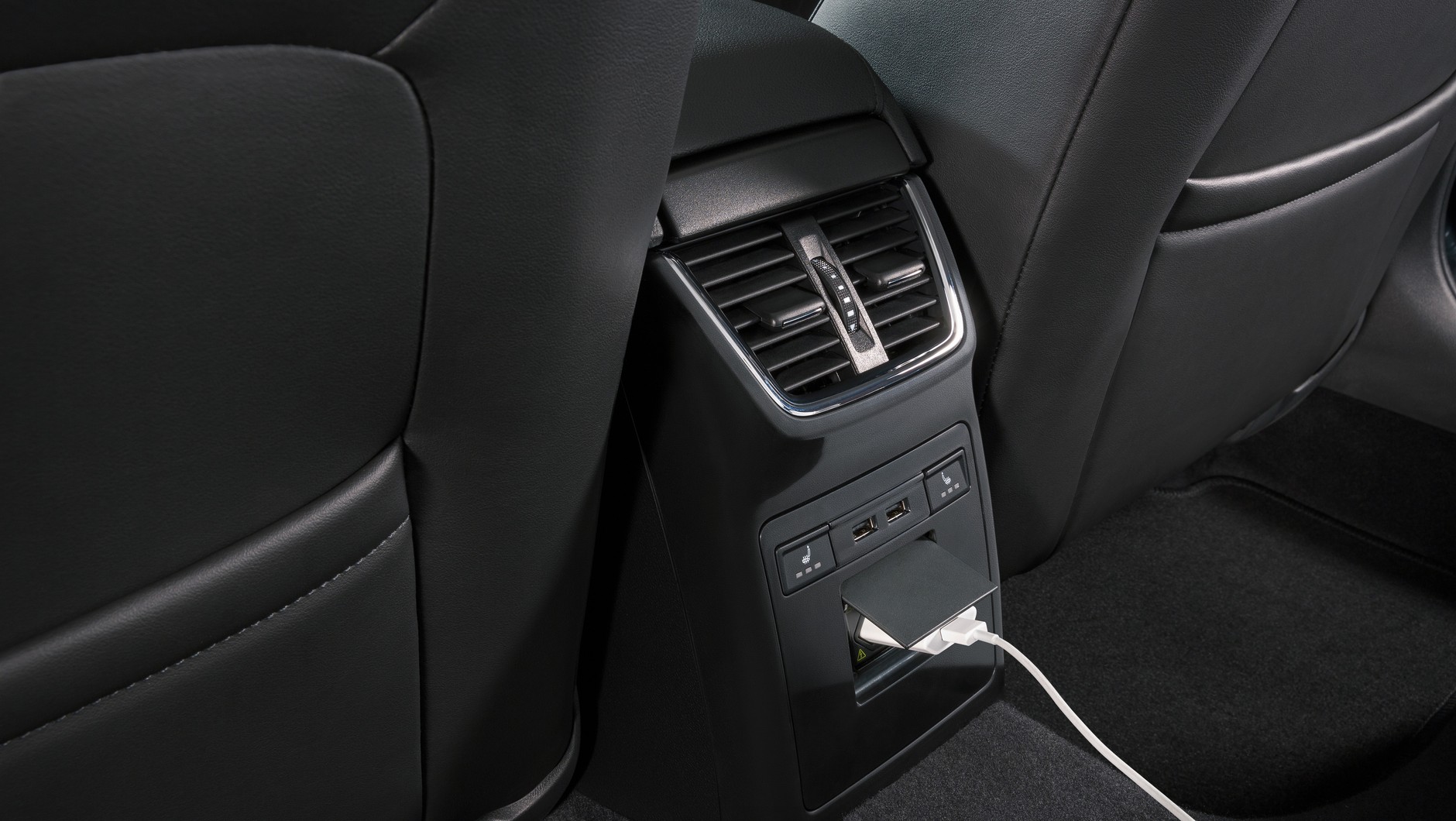 Praktyczne rozwiazanie z tylu to trzy gniazda. 2 USB 2A i 230 V. SKoda Octavia III FL