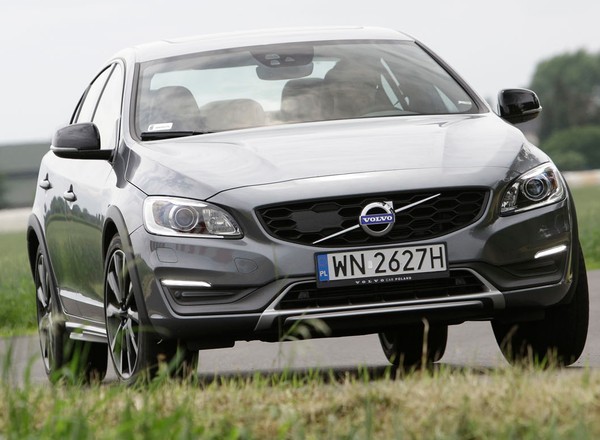 Volvo S60 D4 AWD Cross Country - sedan na szczudłach