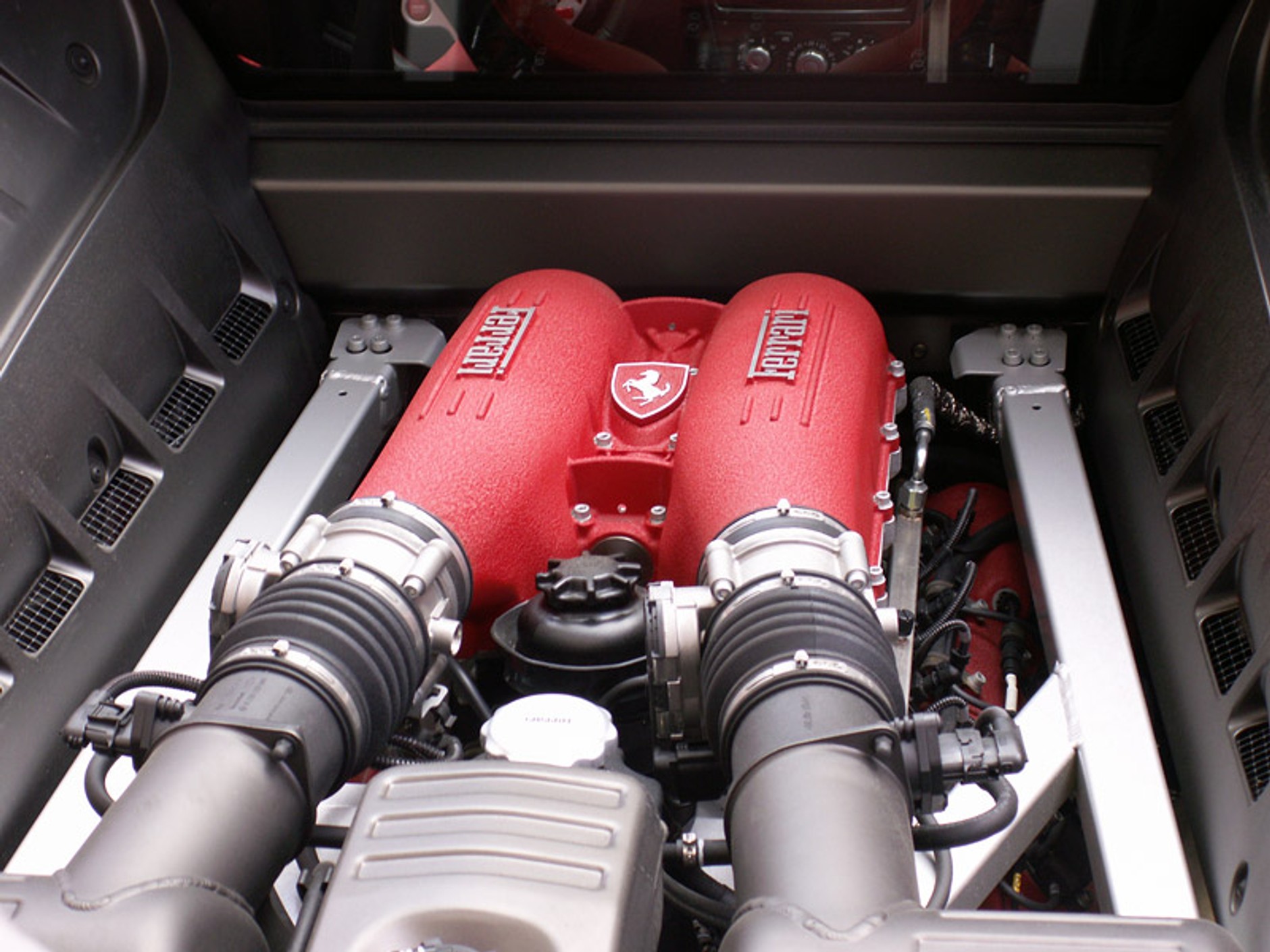 Pięćdziesiąt aut Ferrari: światowa sztafeta w Pradze!