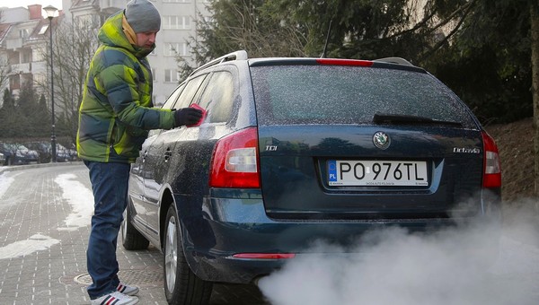 Odpalanie samochodu w zimie