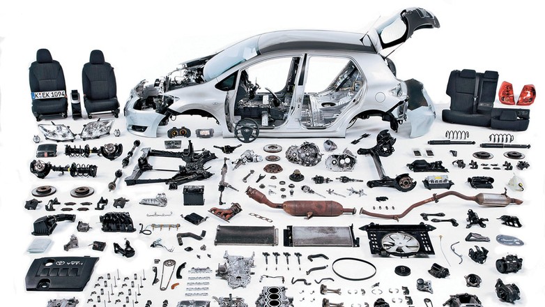 Końcowy demontaż odbywa się według ustalonego schematu. Każde auto najpierw podnosimy i zdejmujemy dolną osłonę motoru. W ten sposób od razu możemy stwierdzić, czy nie ma wycieków z silnika bądź skrzyni biegów. W przypadku Aurisa niespodzianka – osłony w ogóle nie było!