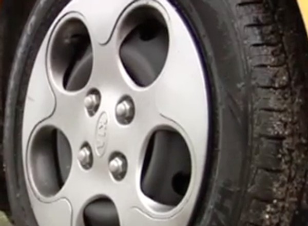 Wjechałeś w dziurę? Zobacz, jak walczyć o odszkodowanie!