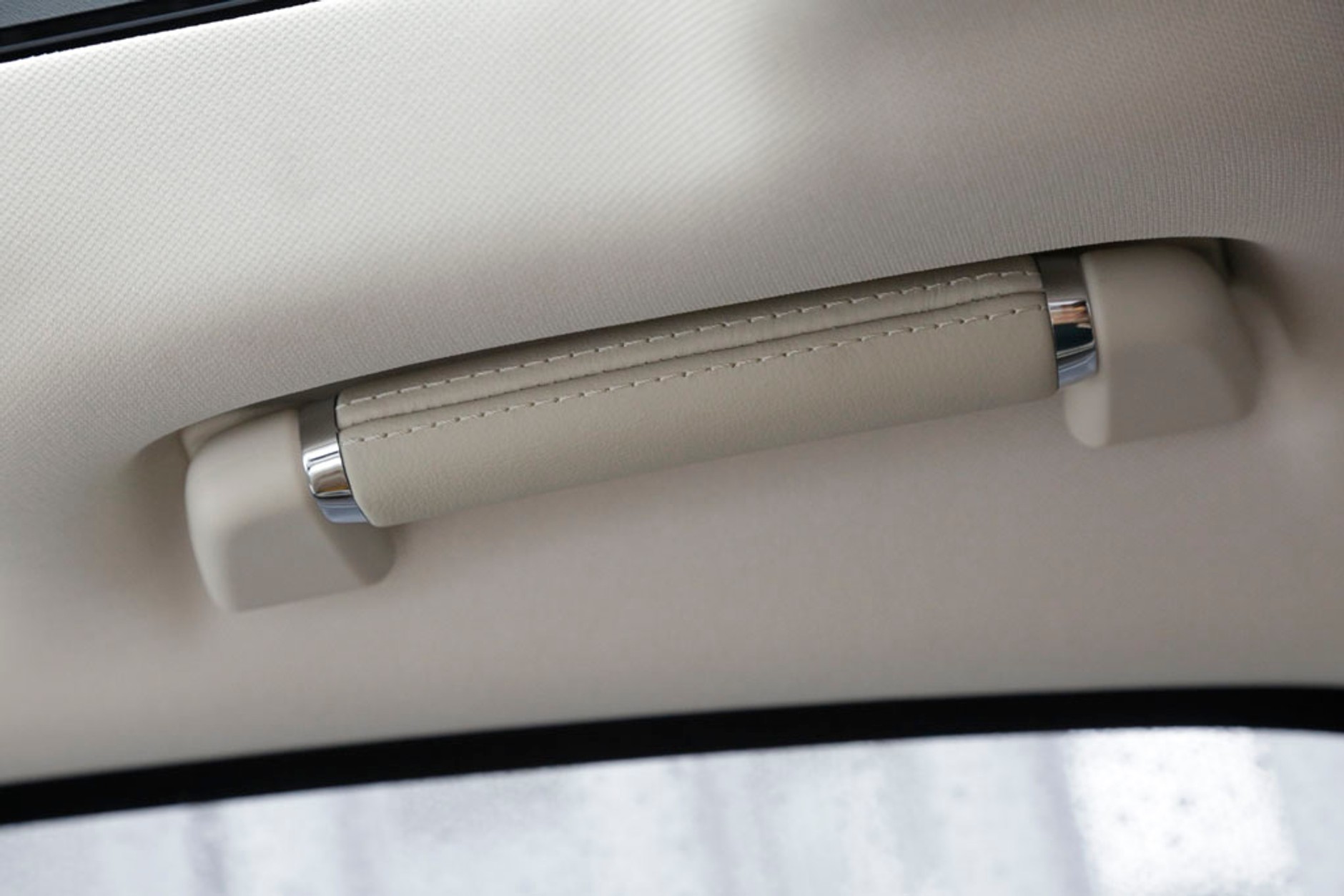 Jaguar XJ V6 - stylowo autonomiczny