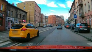 Myślał, że jest bezkarny. Inny kierowca go nagrał i przekazał dowody policji