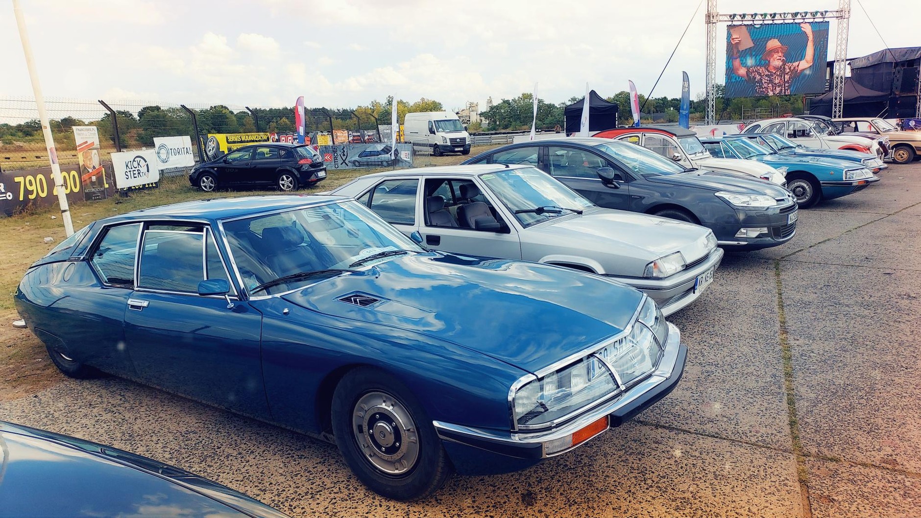 Zlot Citroenów w Toruniu. Model SM z silnikiem Maserati