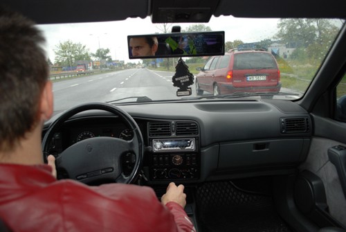 Jeśli ktoś wjeżdża z drogi podporządkowanej, mijając znak "ustąp pierwszeństwa", powinien ustąpić pierwszeństwa jadącym drogą główną