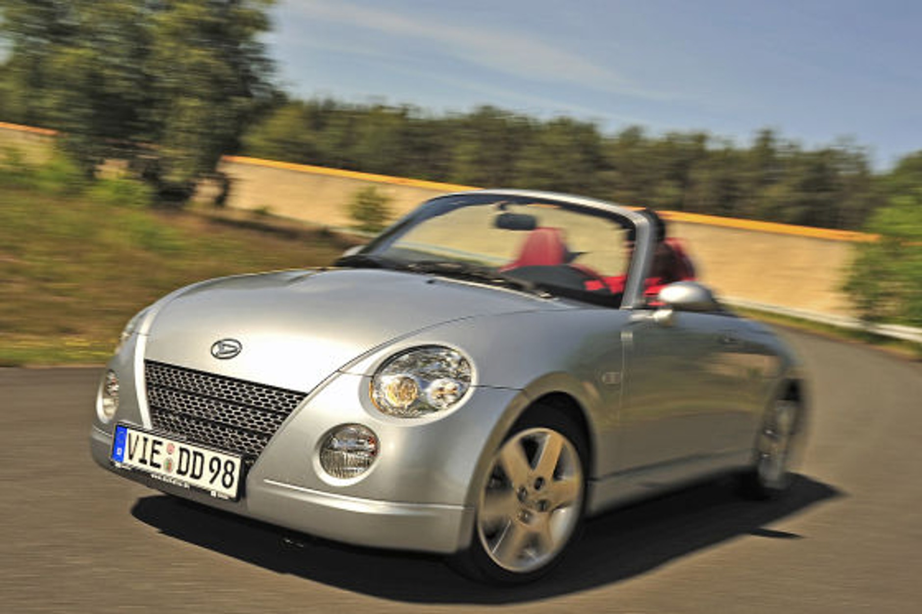 Daihatsu Copen: Roadster, 1,3 l benzyna (95 KM), droga hamowania w teście: 41,3 metrów.