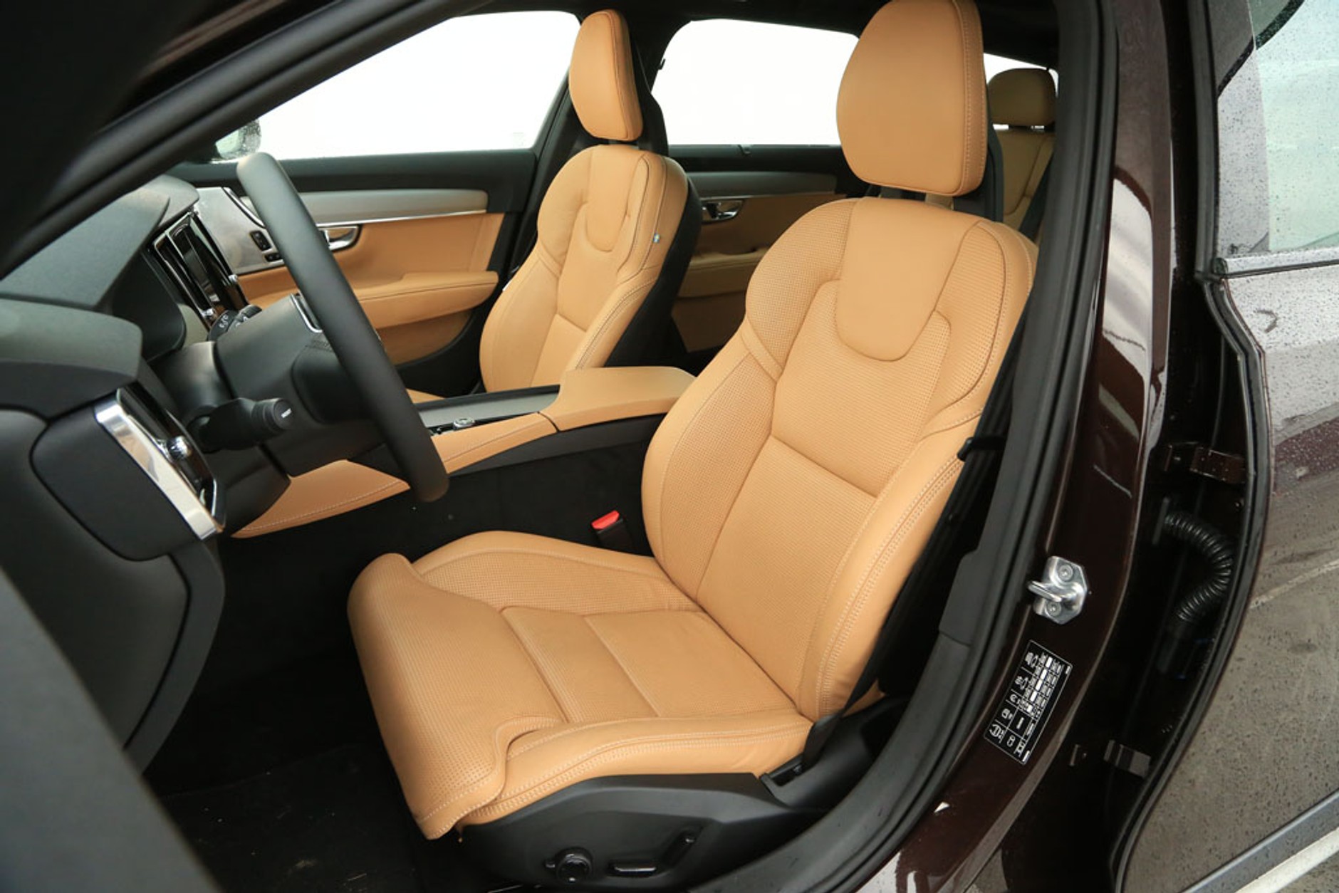 Volvo V90 Cross Country kontra Mercedes All-Terrain - który jest lepszy na każdą drogę?