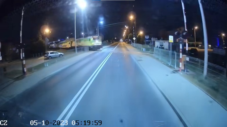 Pociąg wjeżdża na przejazd bez zamkniętych rogatek