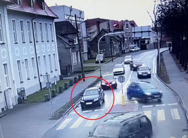 Policjant dostrzegł auto przez okno. Tylko on zrozumiał, co się dzieje [WIDEO]