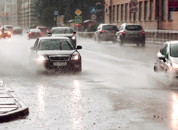 Tego nie rób, jadąc autem w trakcie burzy. Unikniesz kłopotów