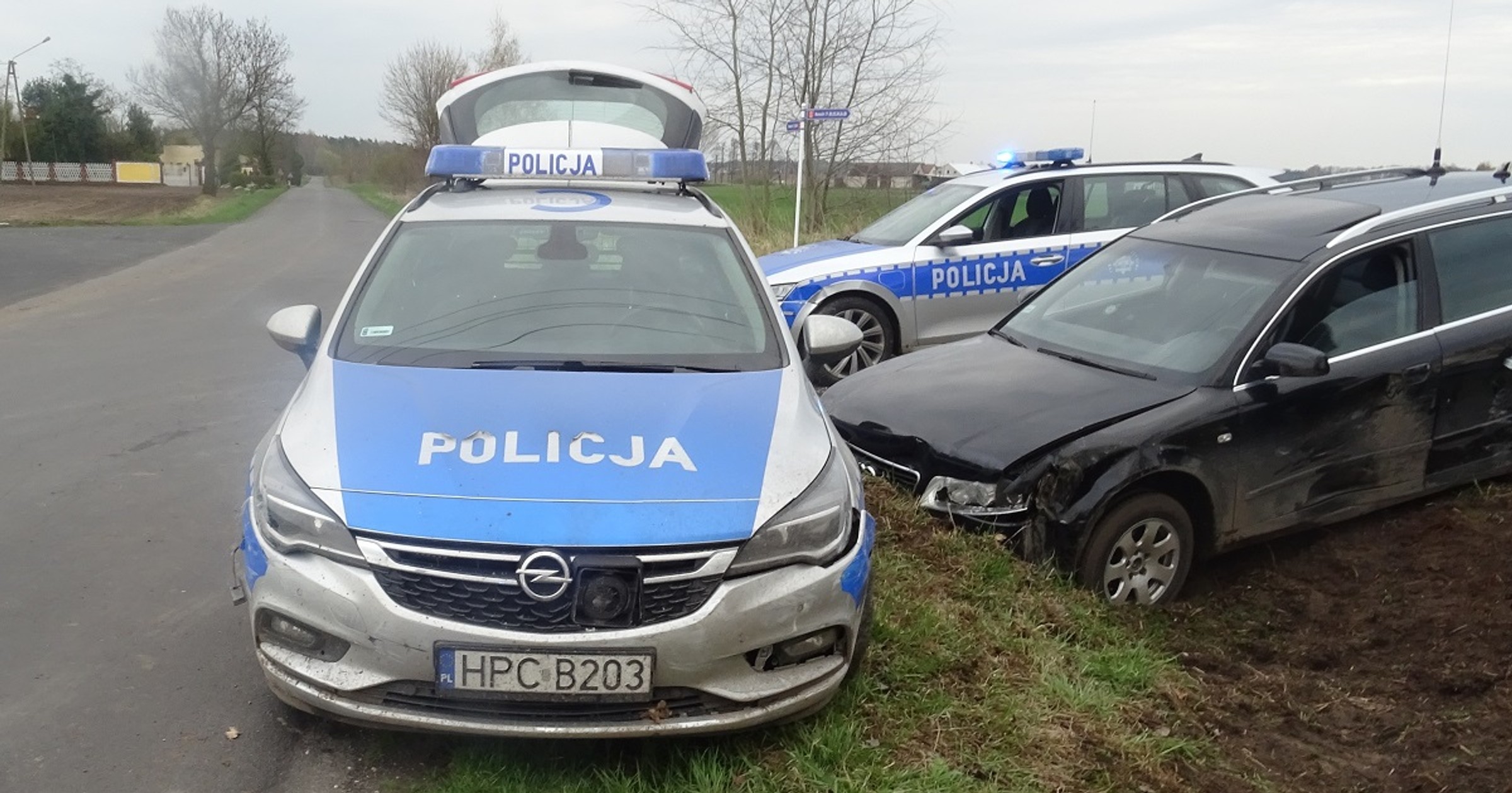 Kierujący Audi 26-latek nie zatrzymał się do kontroli — swoją ucieczkę zakończył w rowie